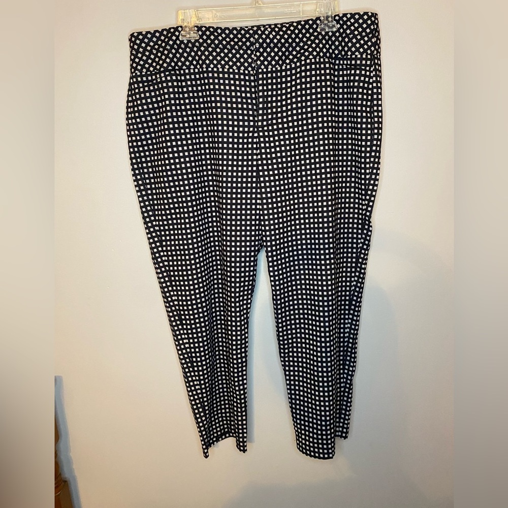 Elle black & white checkered capri pants size 18. Like new, no signs of wear.